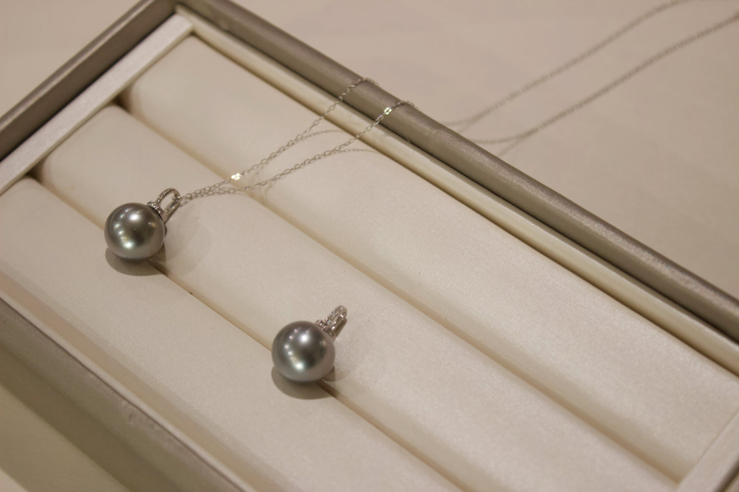 Fine collection:Tahitian Pearl Pendant Necklace 9-10mm in 18K gold (sliver color chain) with Real diamonds