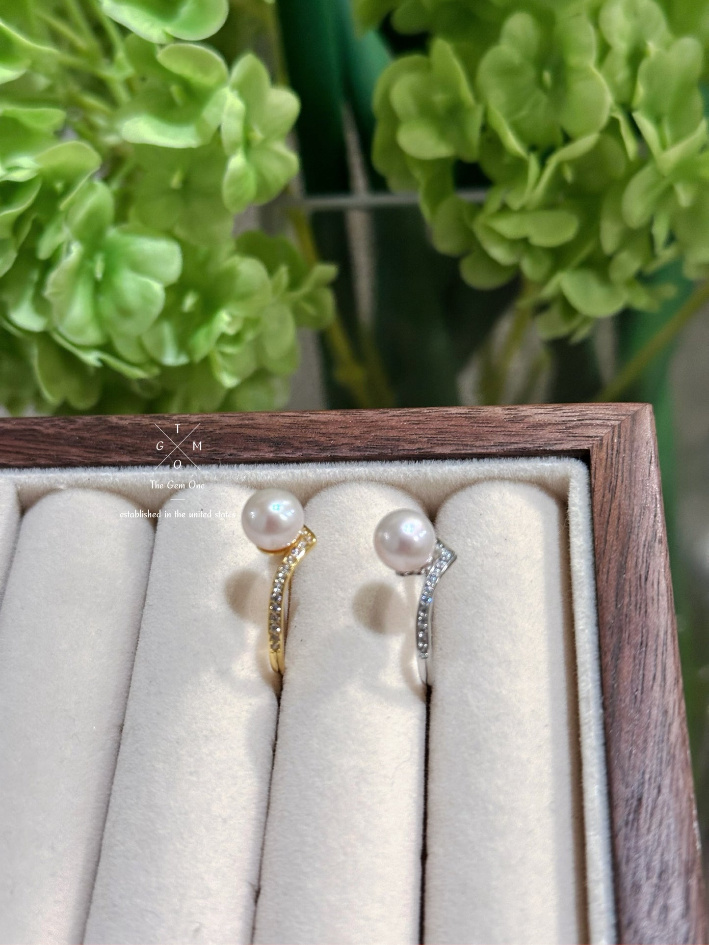 Sophisticated Pearl and Pavé Diamond Ring（gold/Silver)