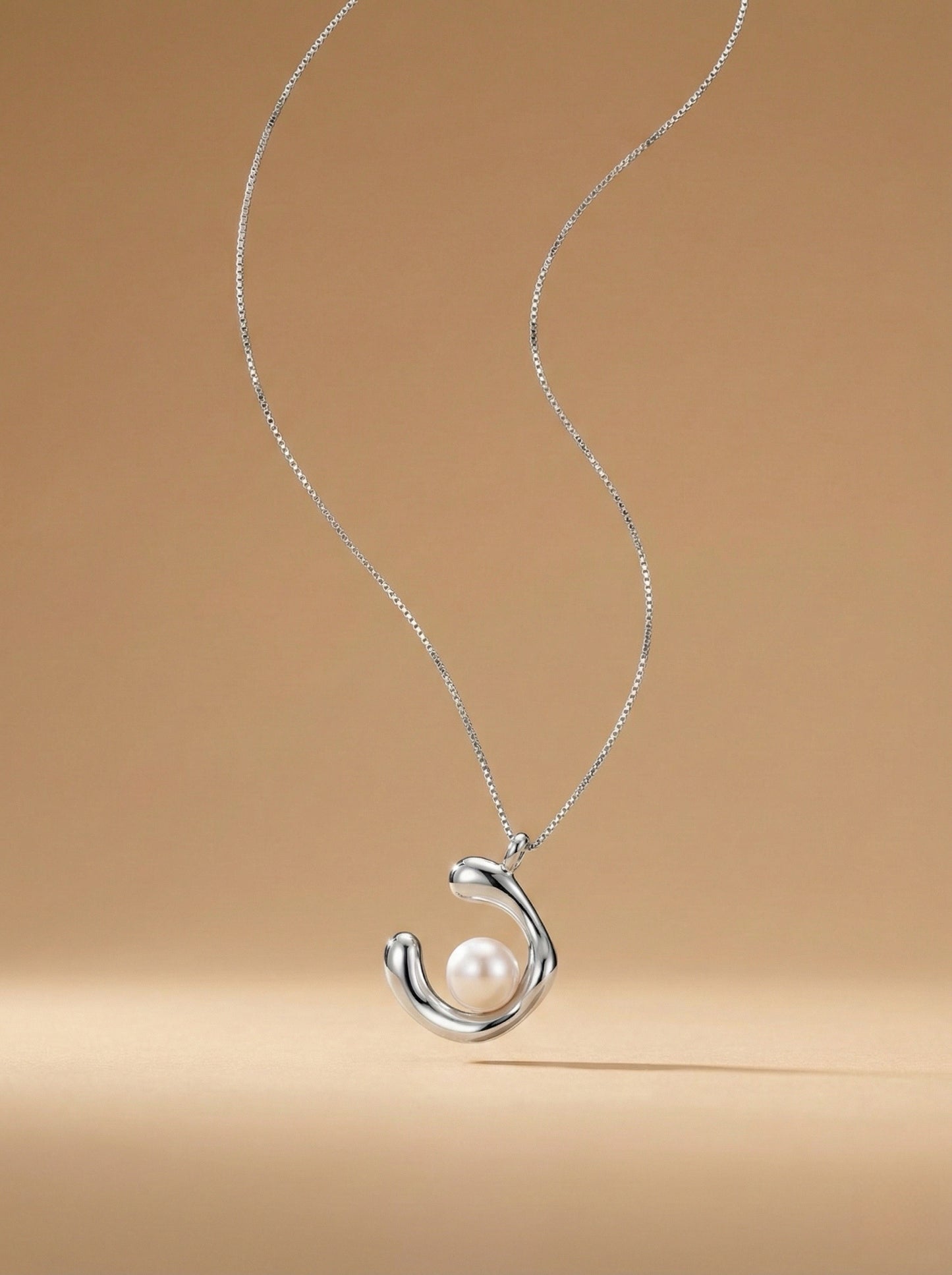 Modern Curve C-Shape Pearl Necklace