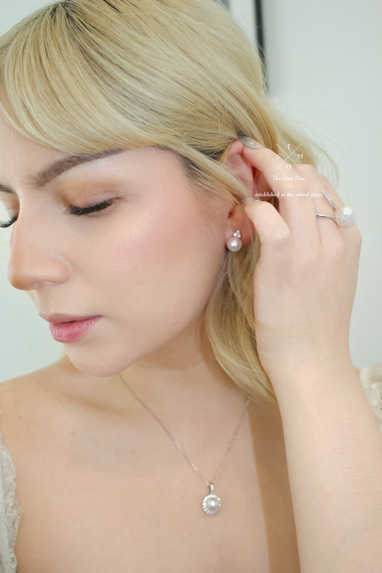 Fine Collection:Elegant Akoya Pearl Earrings with 18K Gold(8-8.5mm)
