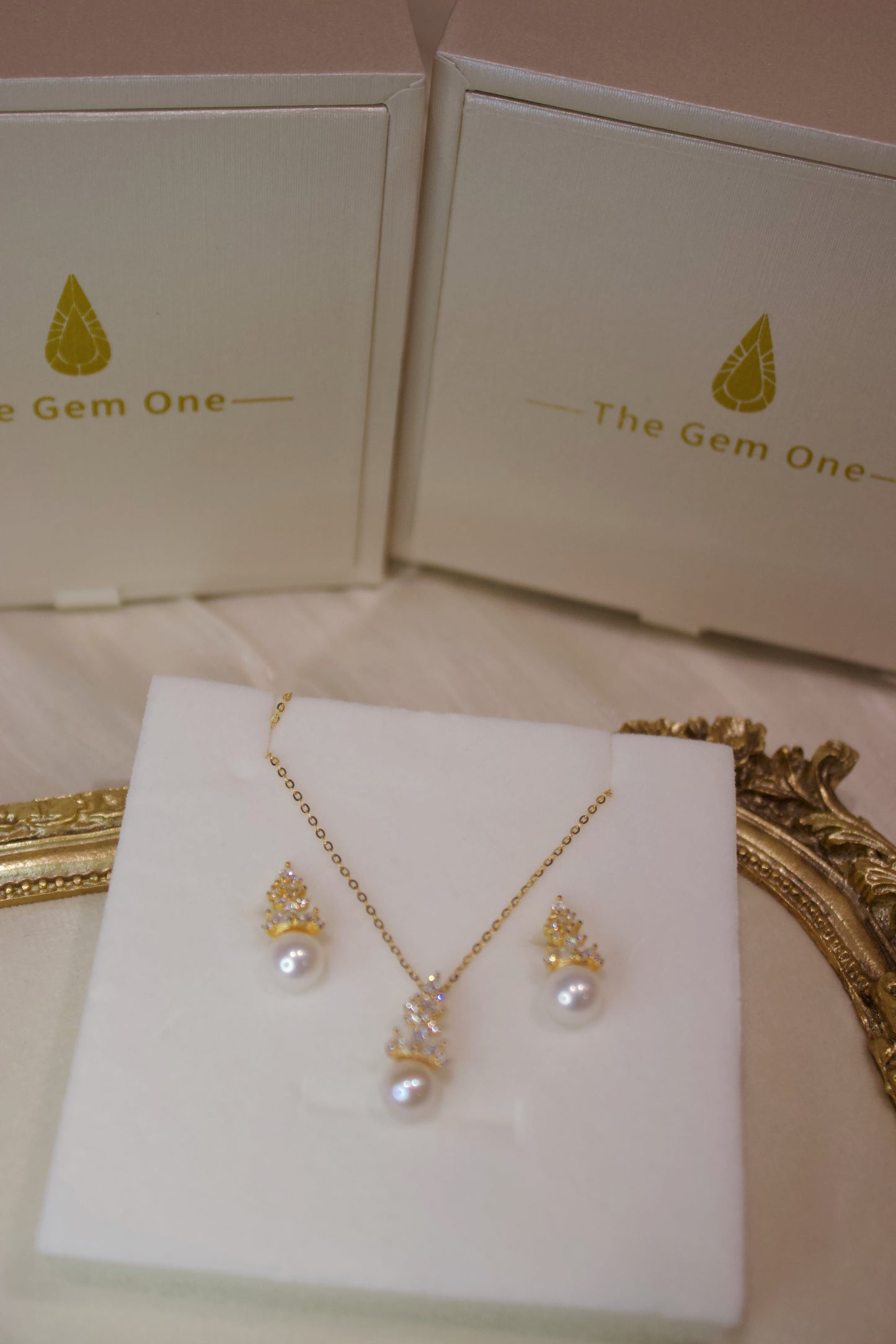 Royal Elegance Pearl and Crystal Necklace & Earrings Set in Gold