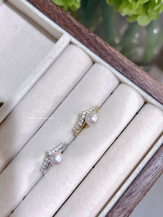 Elegant Freshwater Pearl Ring with Cubic Zirconia Accents