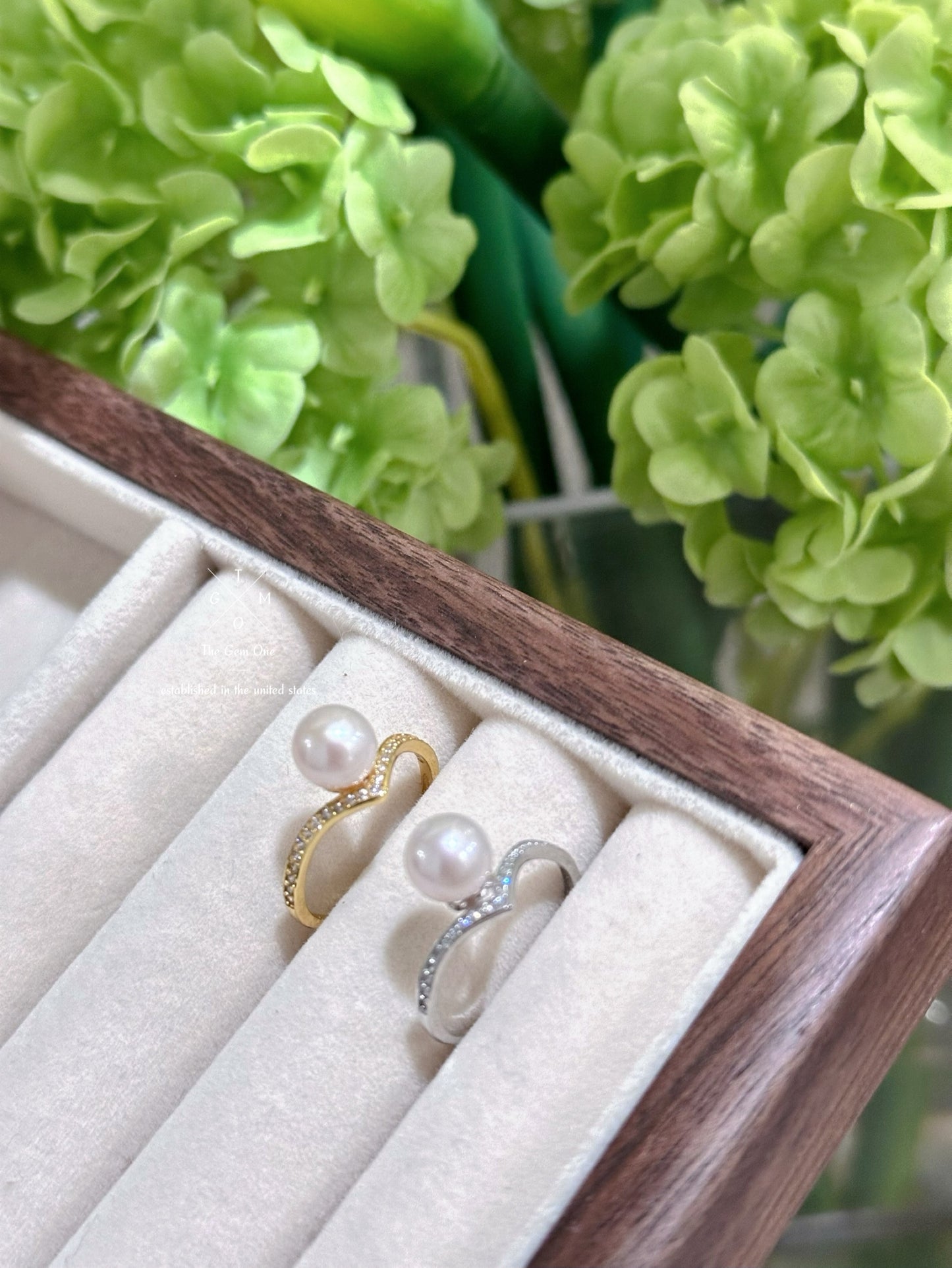 Sophisticated Pearl and Pavé Diamond Ring（gold/Silver)