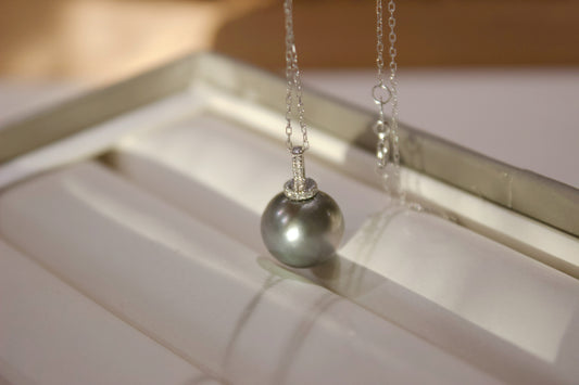 Fine collection:Tahitian Pearl Pendant Necklace 9-10mm in 18K gold (sliver color chain) with Real diamonds