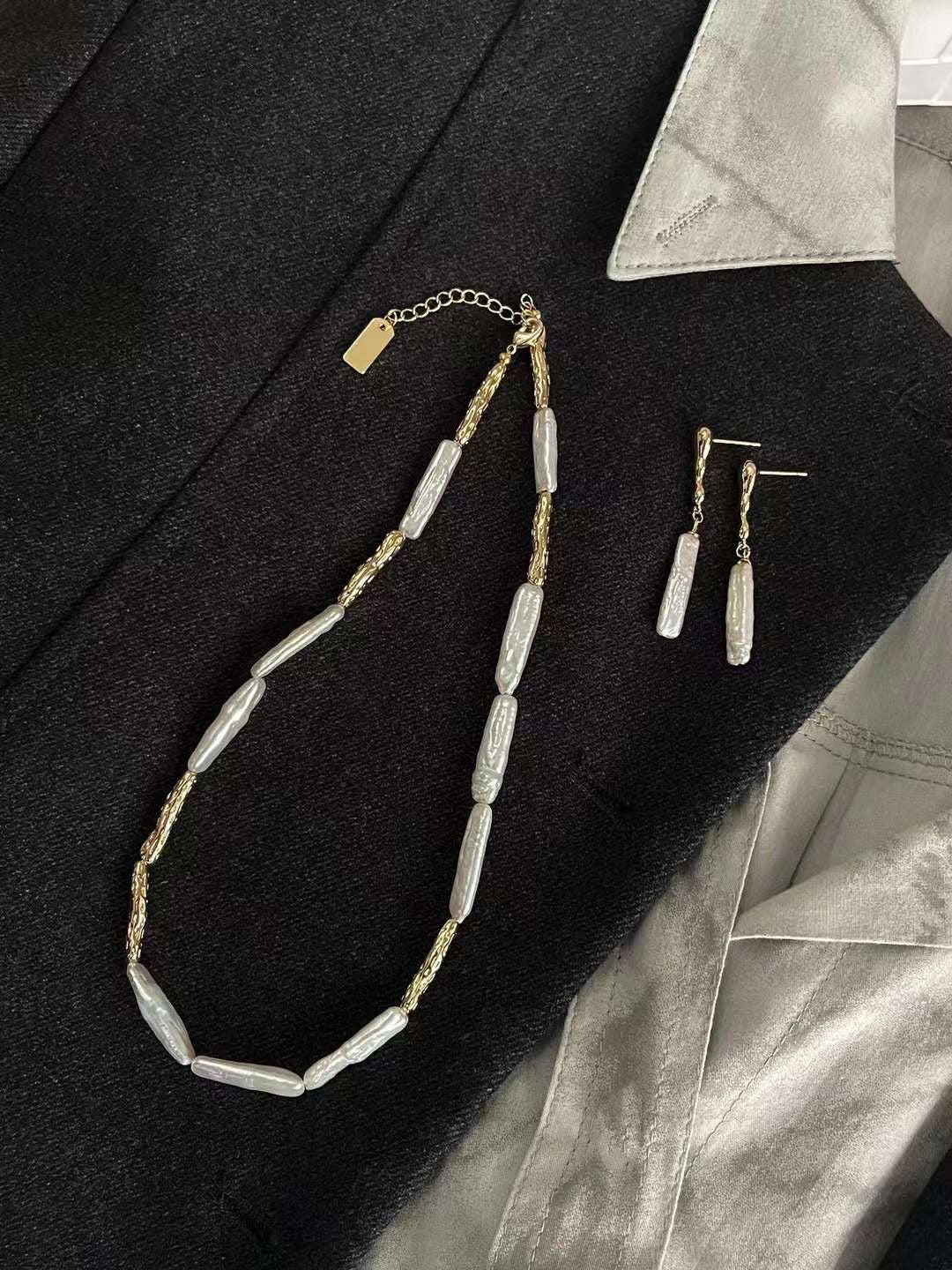 Modern Freshwater Pearl Necklace with Gold Textured Links