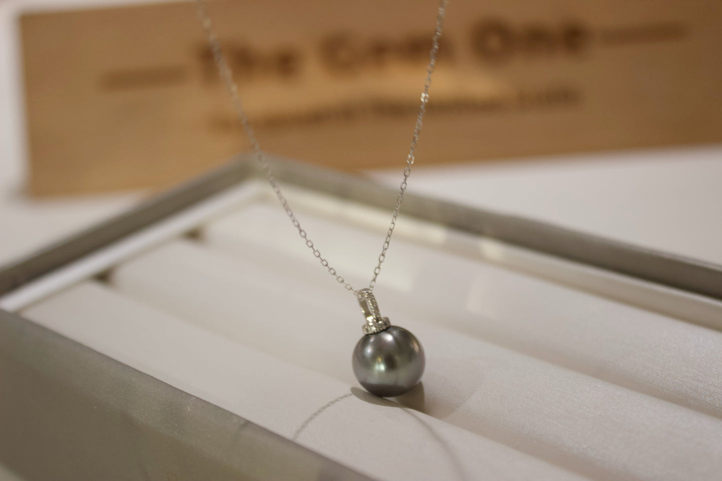 Fine collection:Tahitian Pearl Pendant Necklace 9-10mm in 18K gold (sliver color chain) with Real diamonds