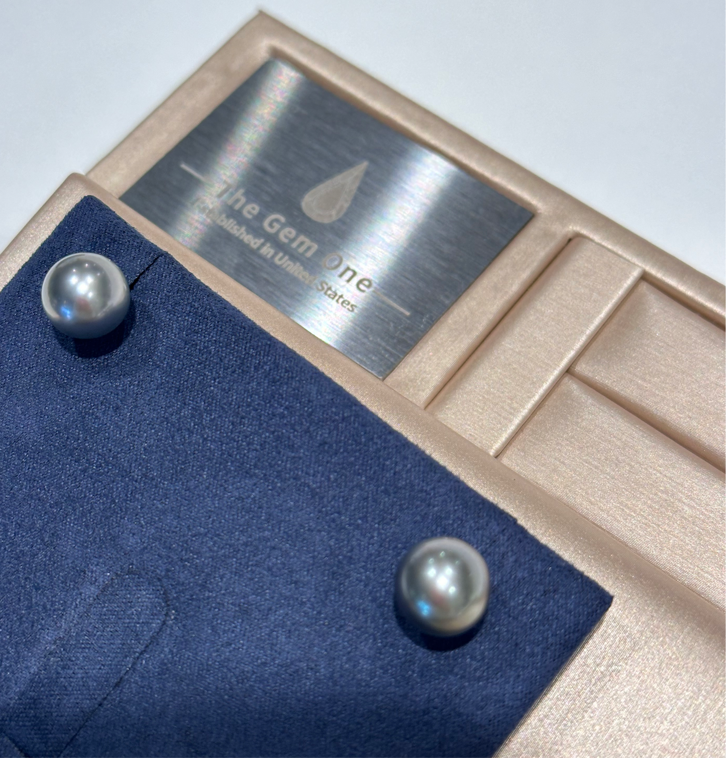 Fine Collection:Nior Eclat. Saltwater Pearl-Tahitian  Stud in 18K white gold（9-10mm）