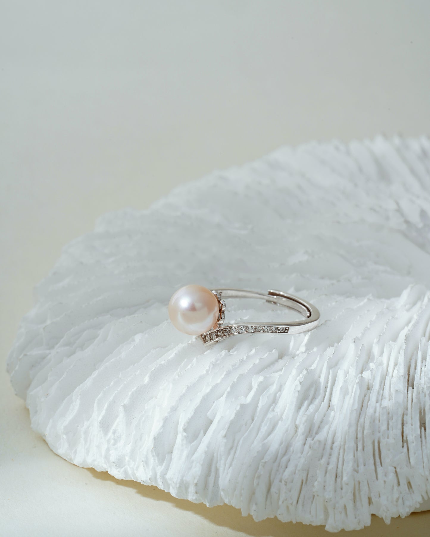 Sophisticated Pearl and Pavé Diamond Ring（gold/Silver)