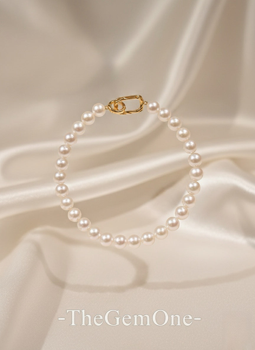 Classic Freshwater Pearl Bracelet with Gold Accent Clasp