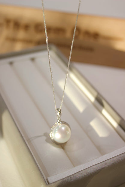 Fine Collection:Timeless South Sea Pearl Necklace in 18K gold with Fine Diamonds 13-14mm