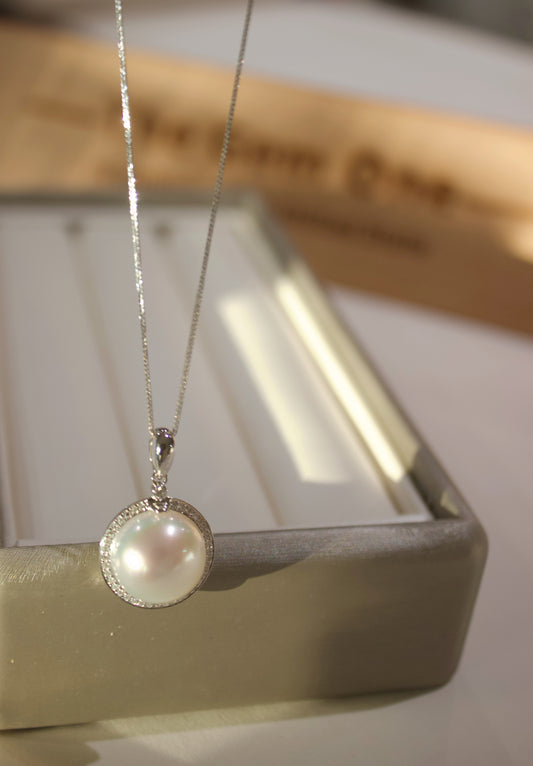Fine Collection:Timeless South Sea Pearl Necklace in 18K gold with Fine Diamonds 13-14mm