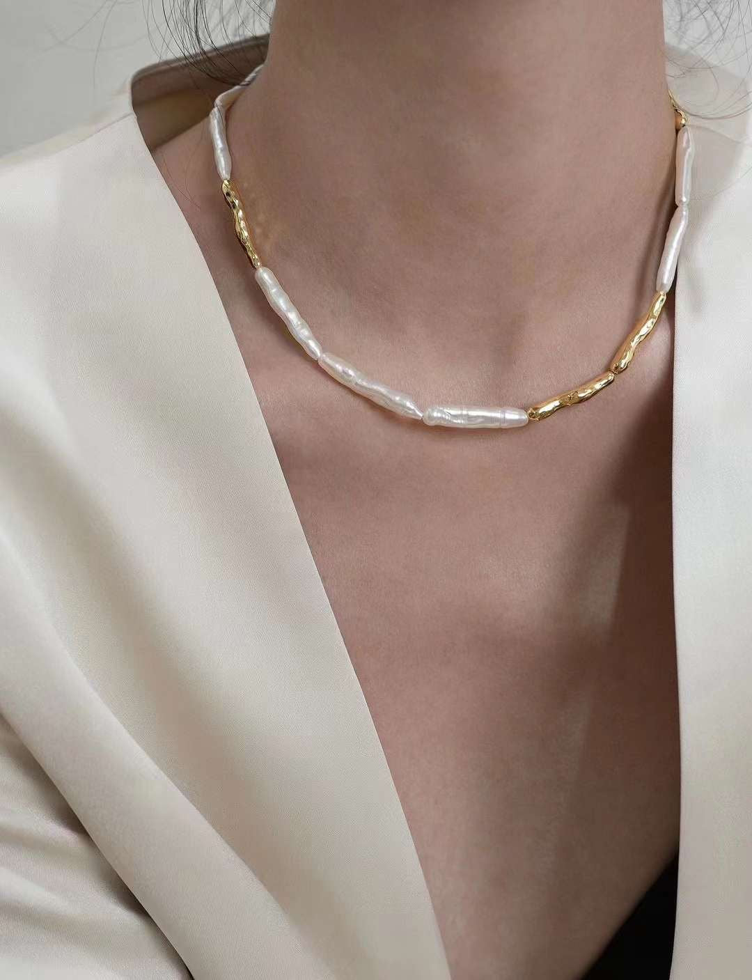 Modern Freshwater Pearl Necklace with Gold Textured Links