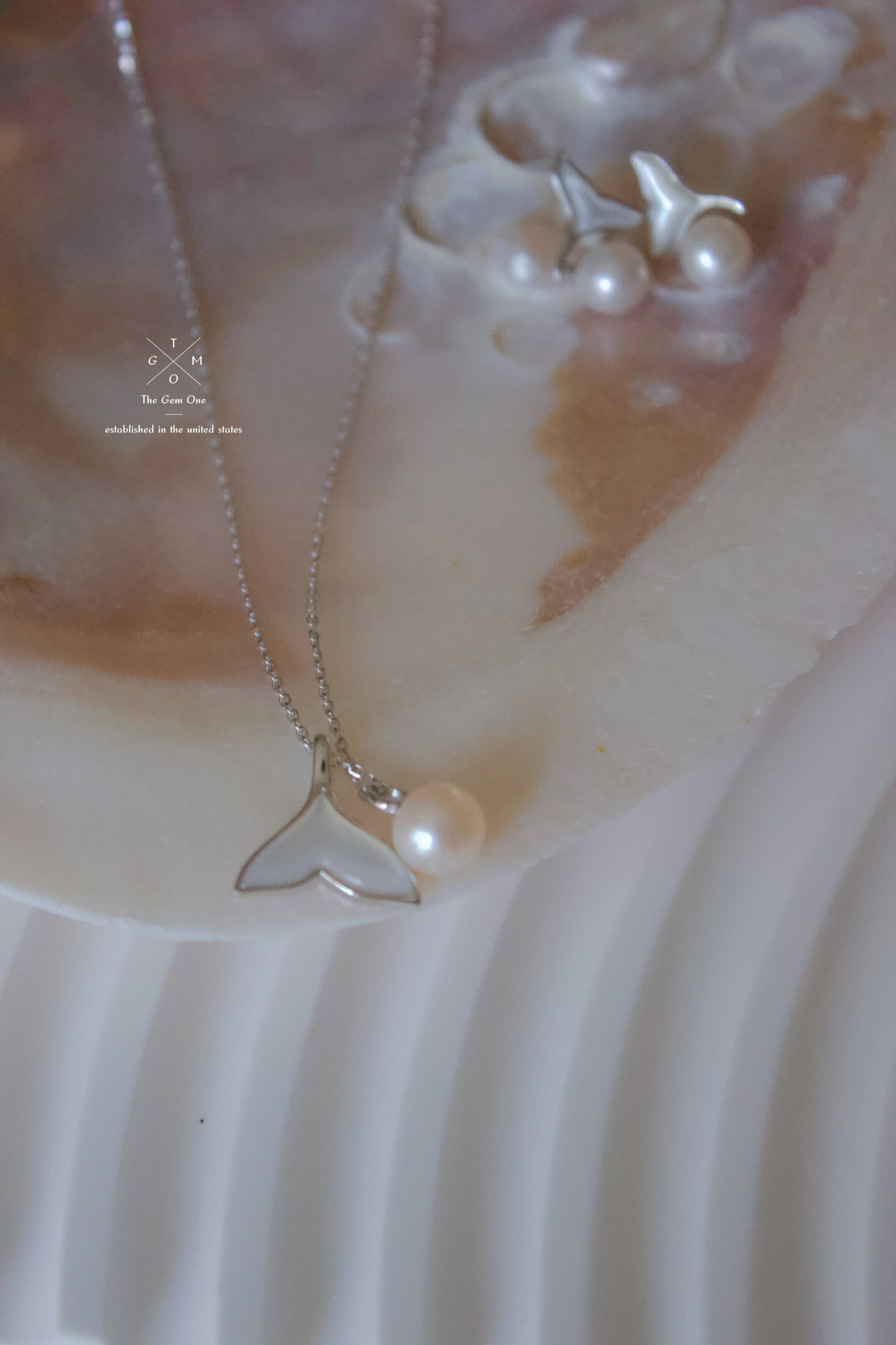 Ocean-Inspired Pearl and Mother of Pearl Whale Tail Jewelry Set（gold/Silver）