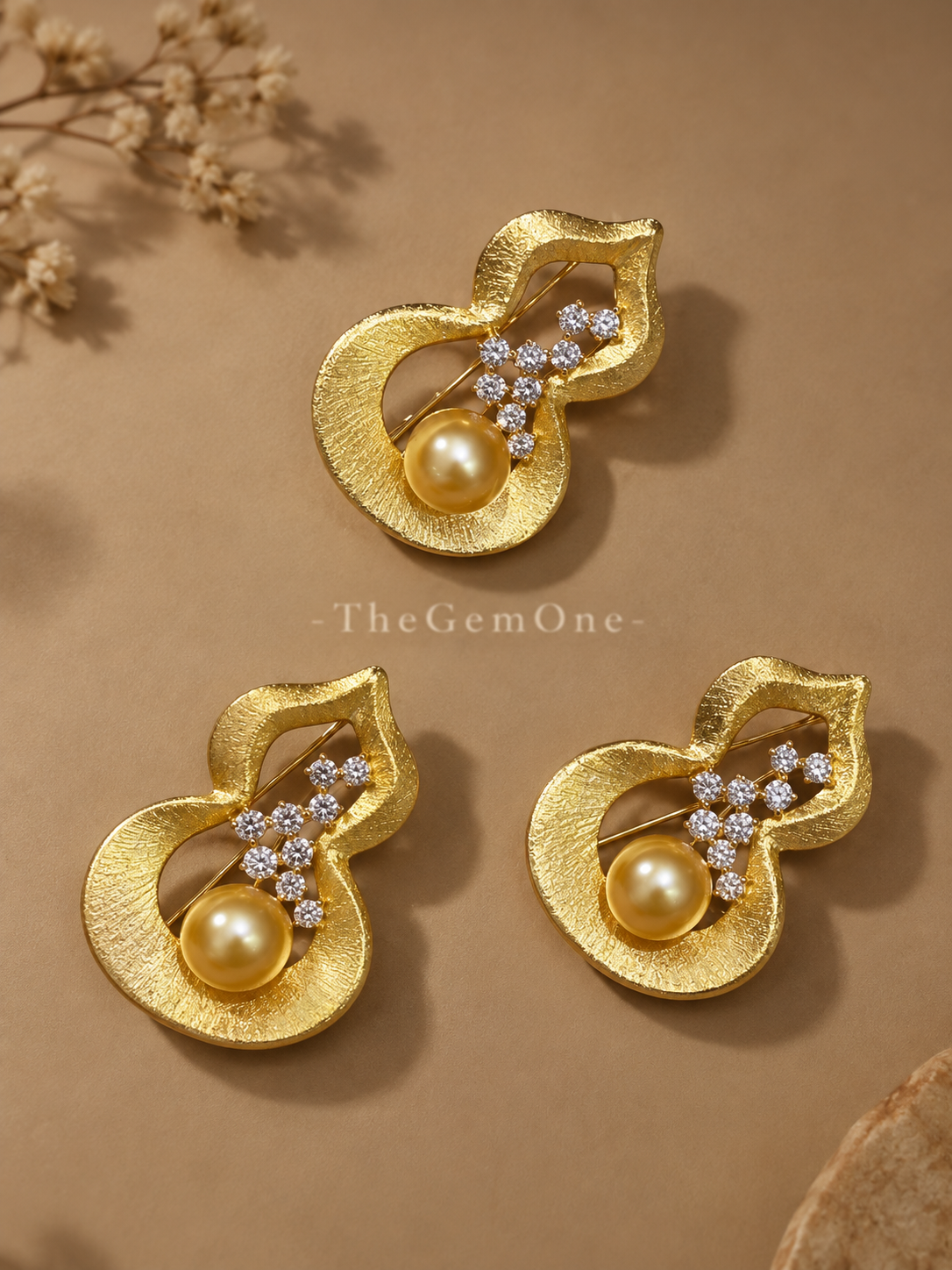 The one Pearl collection : Aurelia Fortune Brooch