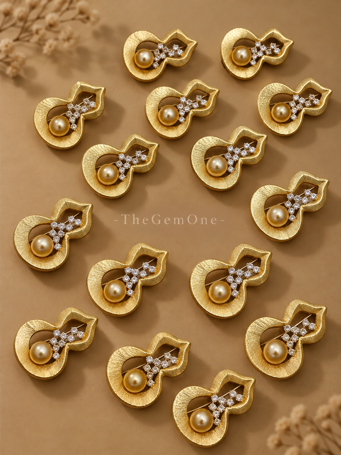 The one Pearl collection : Aurelia Fortune Brooch