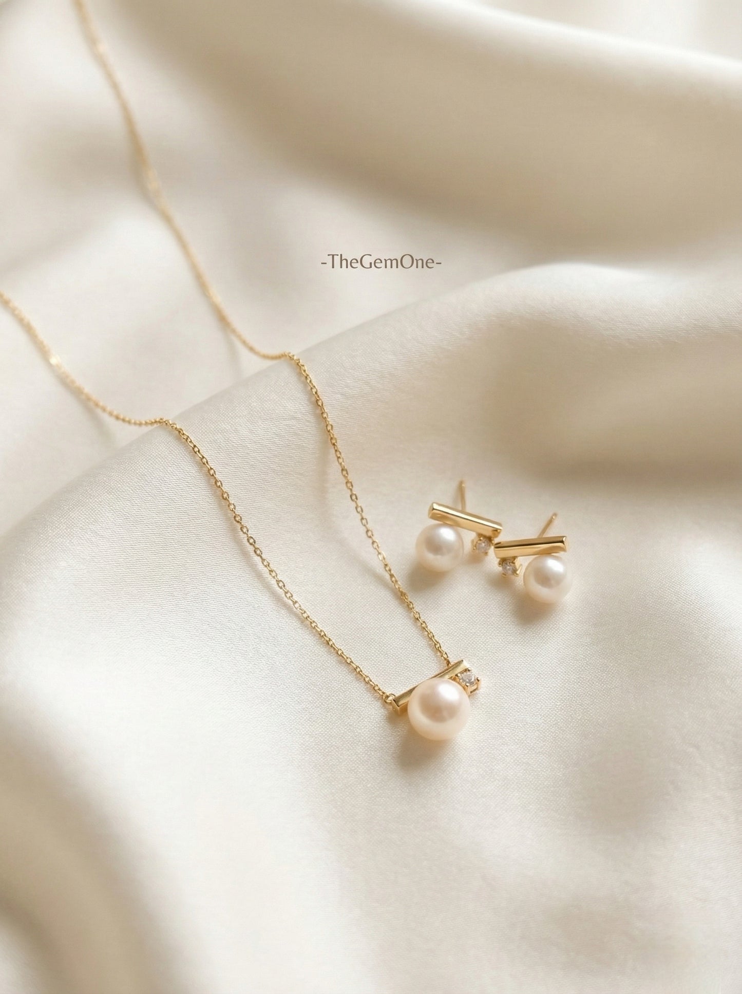 Sophisticated Pearl Pendant Necklace and Earrings Set